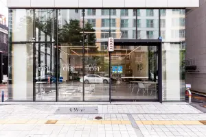 통유리로 완성한 모던 미니멀 카페 OFOFF